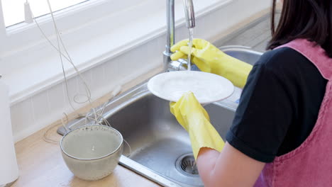 Niños,-Aprendiendo-Y-Limpiando-En-Una-Cocina