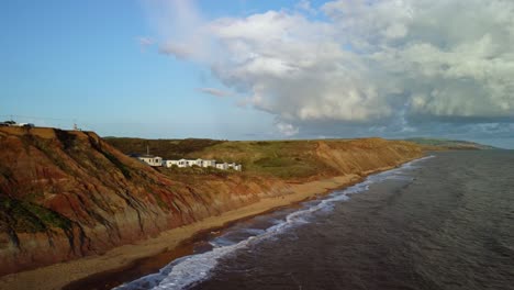 Imágenes-Aéreas-De-Drones-A-Lo-Largo-De-La-Costa-De-La-Isla-De-Wight-En-Buddle-Brock-Con-Los-Acantilados-Hasta-La-Playa