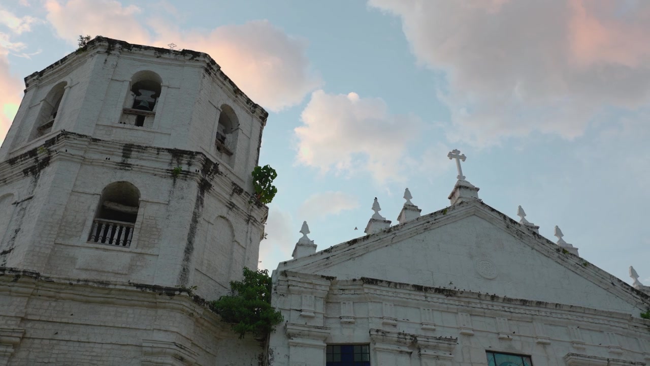 Oslob Cebu'daki Conception Kilisesi görünümü, kamera sağa kaydırılıyor. Filipinler