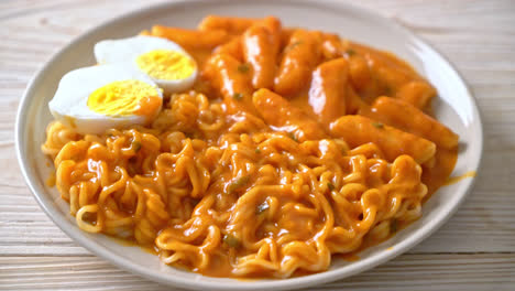 Korean-instant-noodle-and-Tteokbokki-in-Korean-spicy-sauce,-Rabokki---Korean-food-style