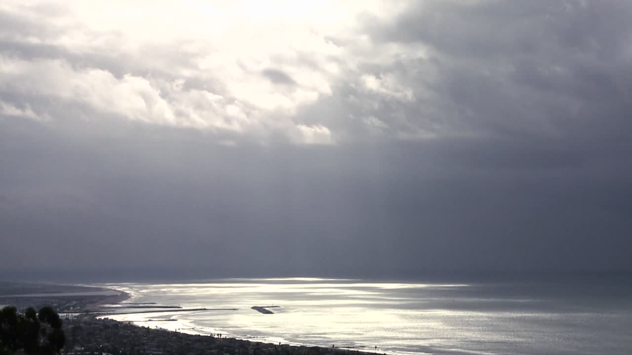 이 아름다운 저속 촬영에서 빛과 그림자가 바다를 가로질러 이동합니다.