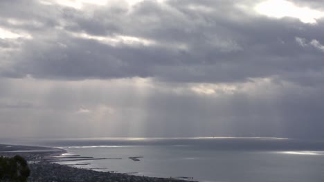 Focos-De-Luz-Y-Sombra-Se-Mueven-A-Través-Del-Océano-En-Esta-Hermosa-Foto-De-Lapso