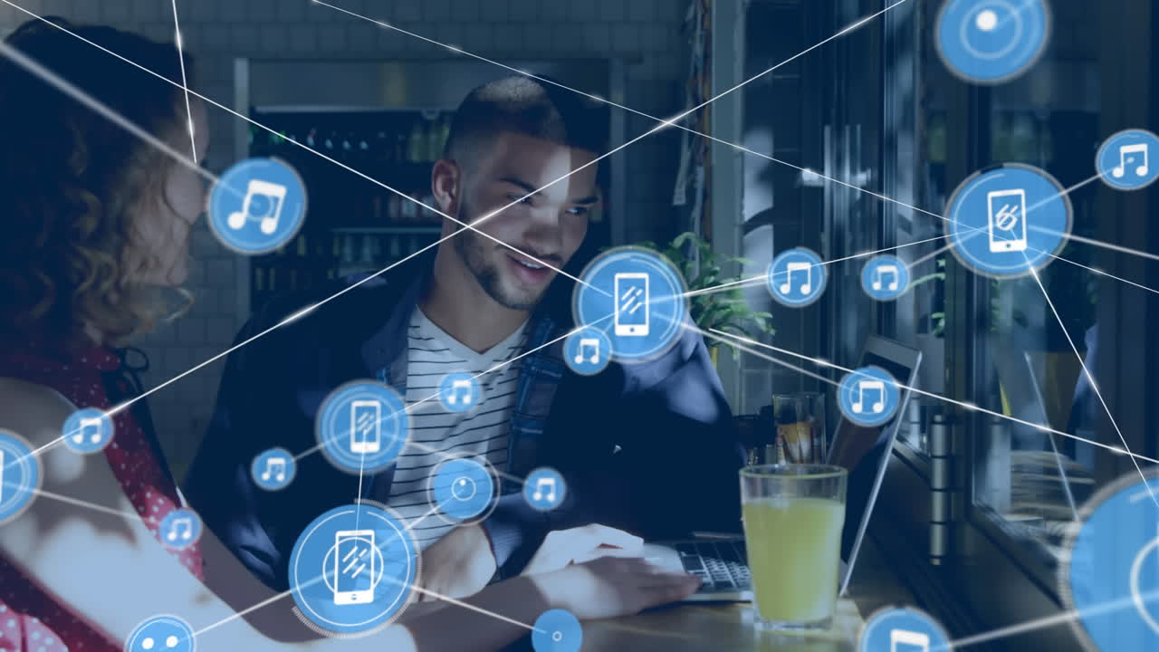 animación de una red de iconos digitales sobre un hombre y una mujer diversos discutiendo en una computadora portátil en una cafetería