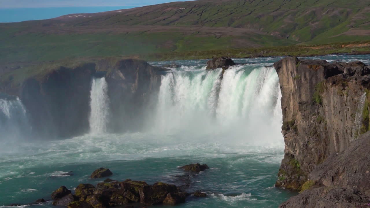 una toma en cámara lenta de la cascada de godafoss en el norte de islandia.