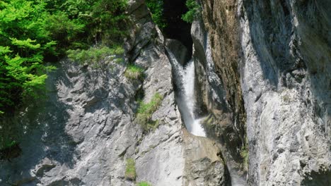 cerca de una cascada sueca alimentada por el agua derretida del glaciar