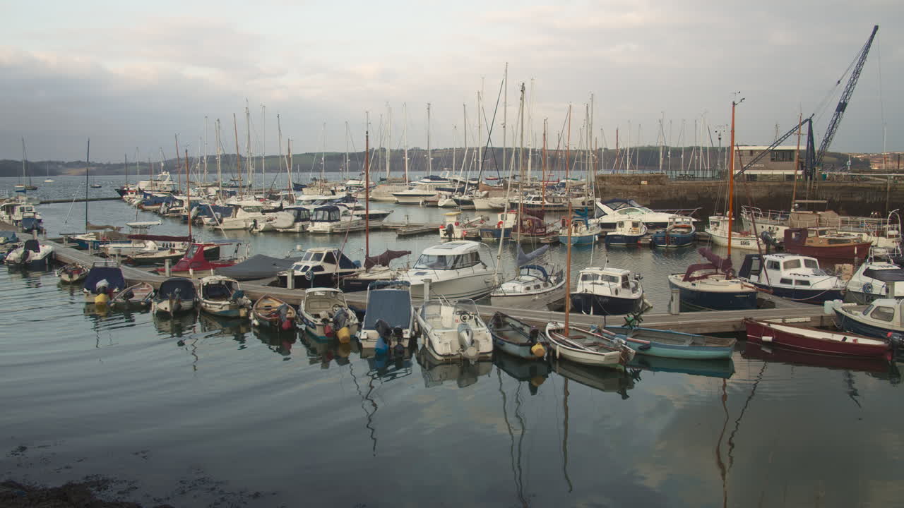Barche ormeggiate nel porto di Mylor Bridge, lievi increspature sulla superficie dell'acqua