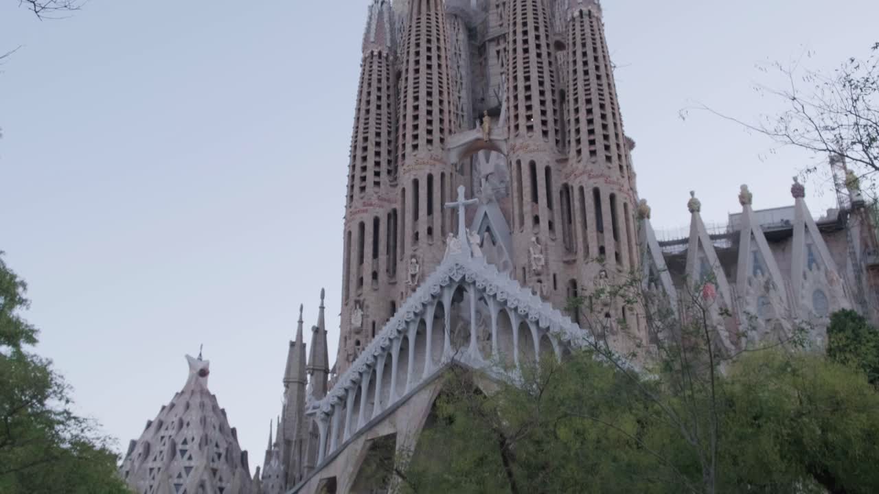 Sagrada Familia September 2022 Passion Facade Tilt Down From Park 4k 30fps