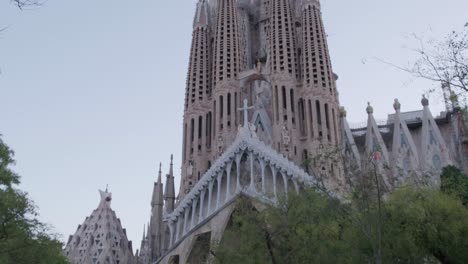 Sagrada-Familia-Septiembre-2022-Fachada-Pasión-Inclinada-Hacia-Abajo-Desde-El-Parque-4k-30fps