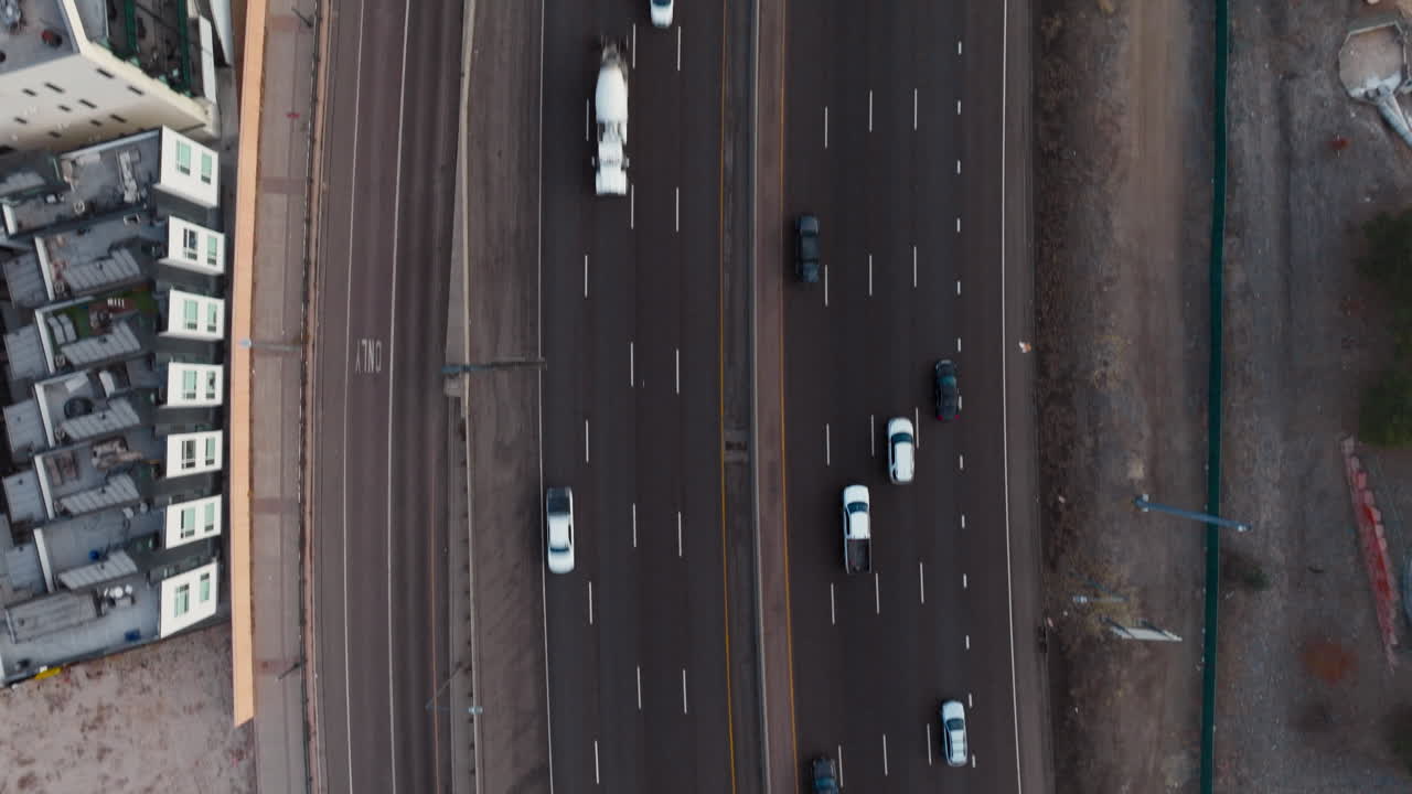 Top-ned-billede af biler, der kører på motorvej i Denver, Colorado