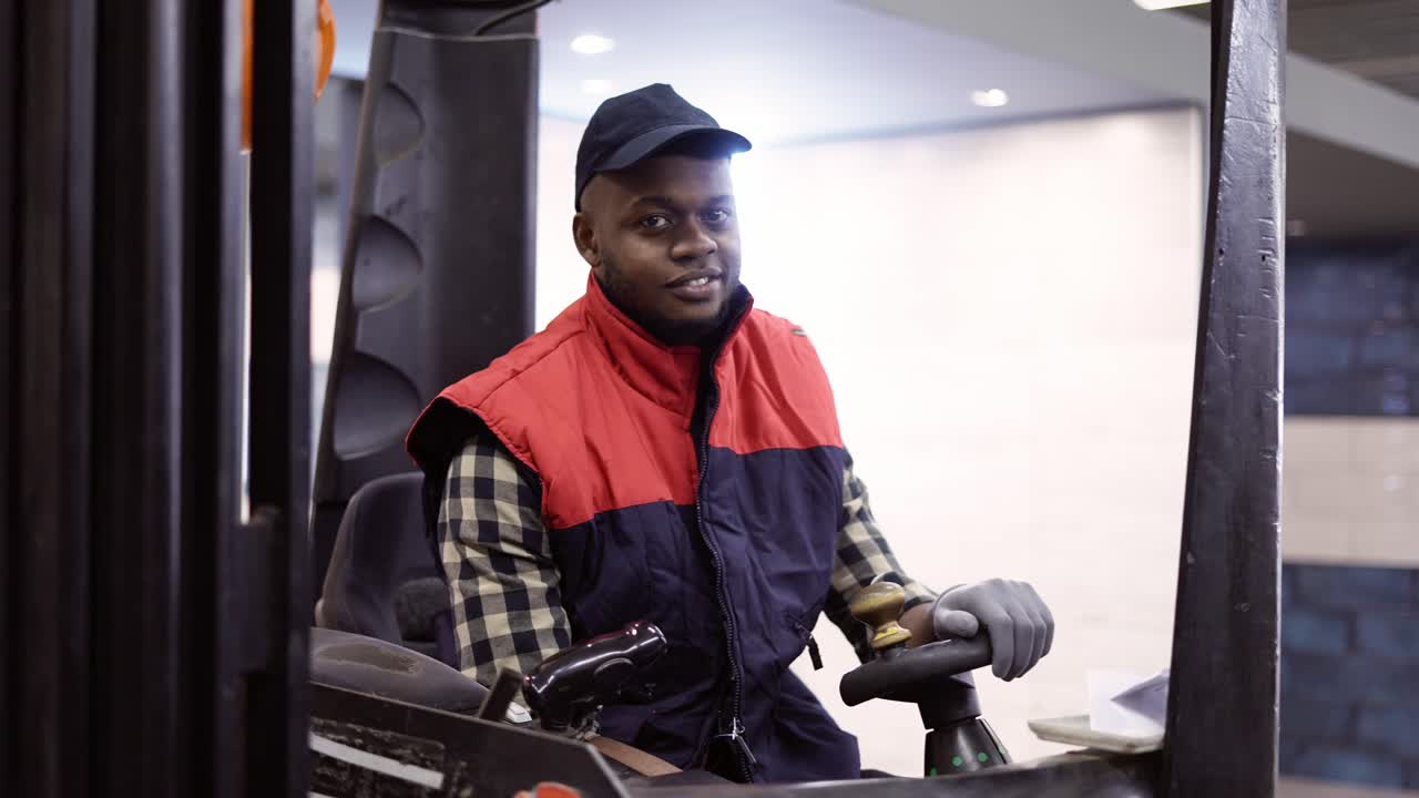 operador de empilhador afro-americano no armazém