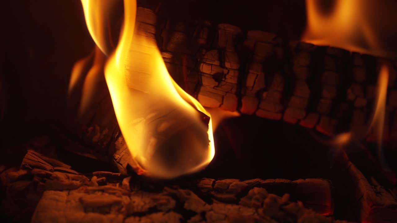 flames coming from a log burning