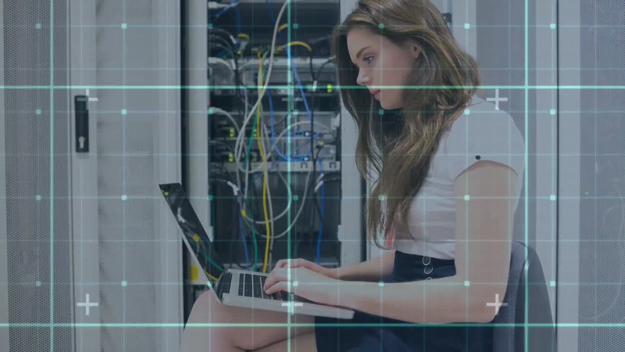 animación de pantalla marcada sobre mujer caucásica usando computadora portátil en el servidor