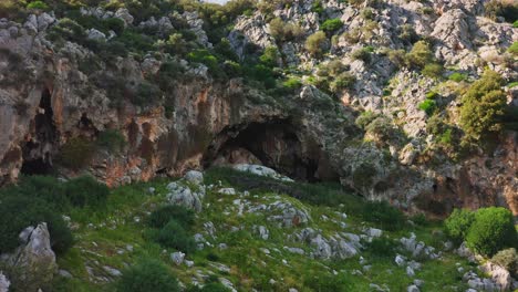 Volando-Cerca-De-Escarpados-Acantilados-Montañosos-Cubiertos-De-Phrygana-Y-Vegetación-De-Garrigas-En-La-Turquía-Mediterránea