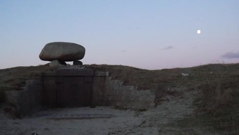 una tumba en skagen, un monumento famoso, con la luna al fondo