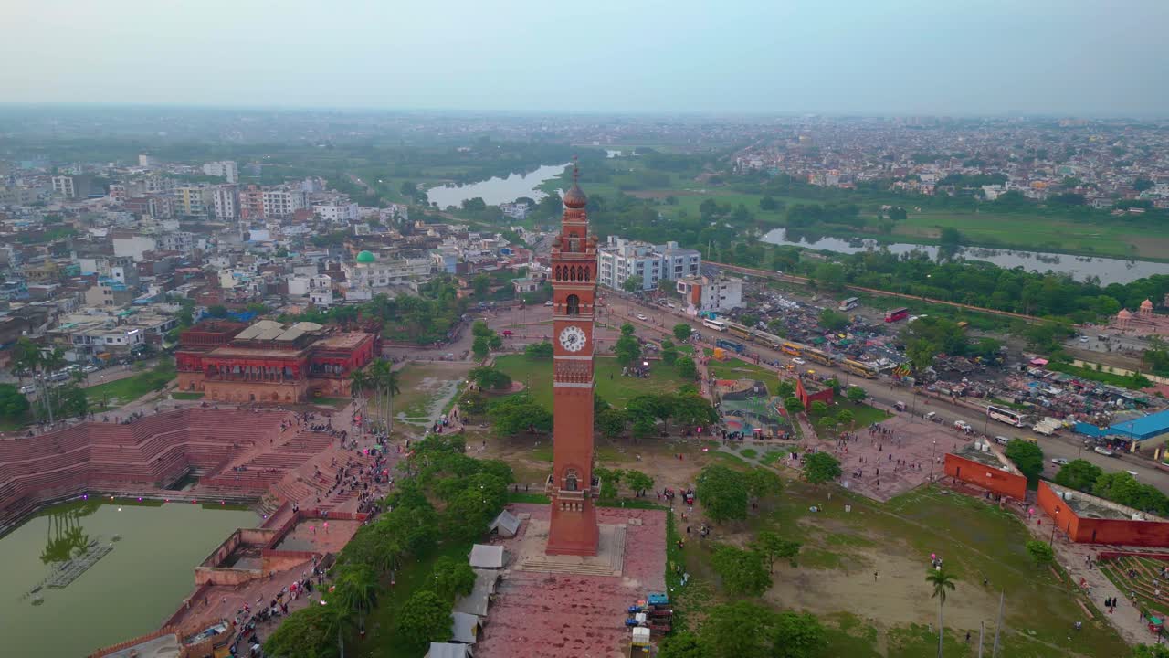 Vista da drone dell'architettura indiana della Torre dell'Orologio di Husainabad e del Bada Imambara