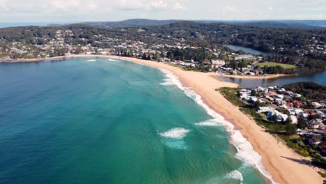 Toma-Panorámica-Aérea-Del-Dron-Del-Norte-De-Avoca-Vista-Panorámica-Del-Paisaje-Canal-Avoca-Turismo-De-La-Costa-Central-Nsw-Australia-4k