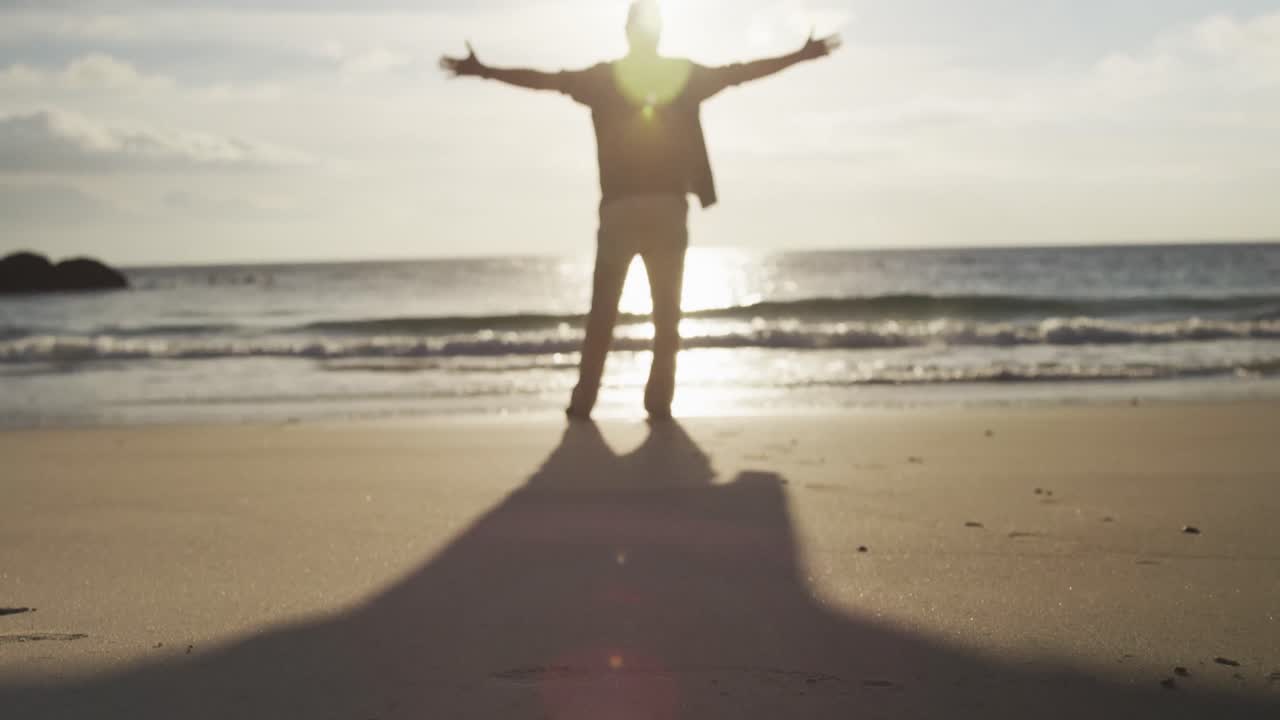 해변 에 있는 한 노인 의 뒷면