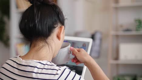 Vídeo-De-Un-Hombre-Usando-Una-Tableta-Con-Pantalla-Verde