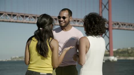 jóvenes amigos felices hablando al aire libre