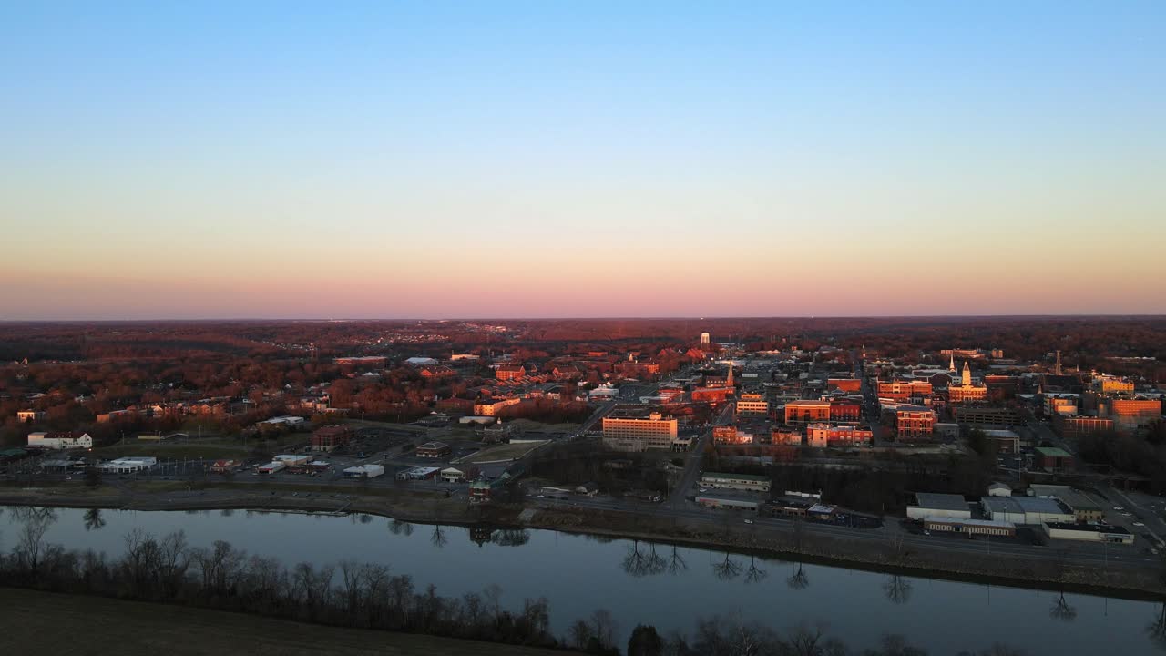 pan aéreo de clarksville tennessee, a lo largo del río cumberland al atardecer