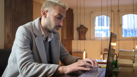 hombre de investigación internet computadora