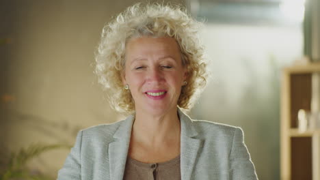 retrato de una mujer de mediana edad sonriente