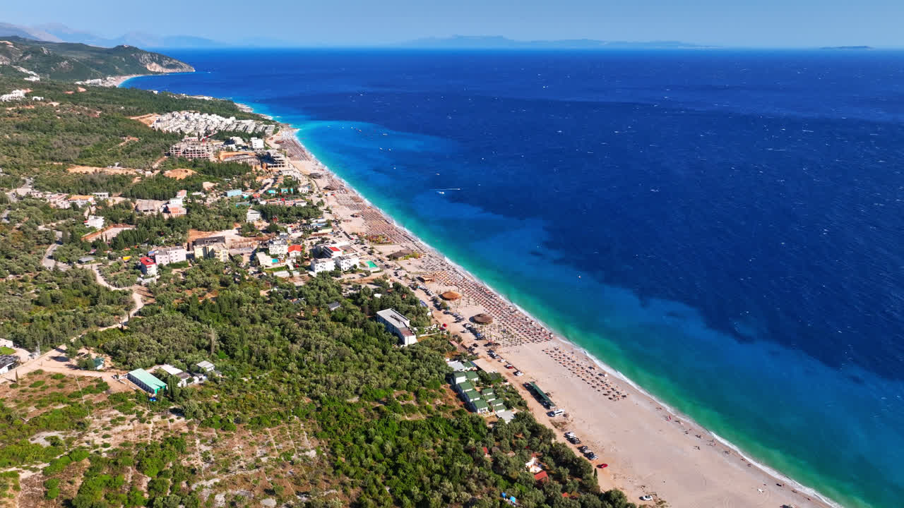 드론이 알바니아 리비에라 해변 위를 돌고 있는 사진