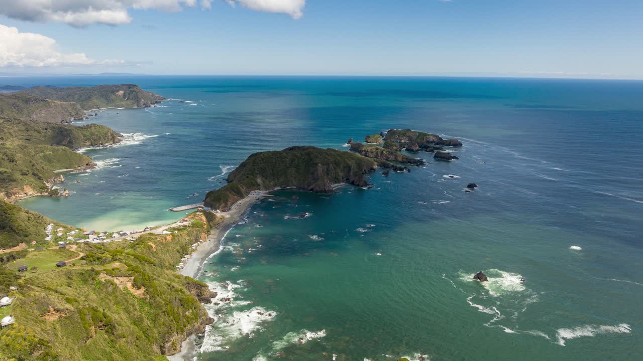 воздушный гиперлапс береговой линии эстакильи, окруженной бирюзовыми водами тихого океана, простирающимися до горизонта