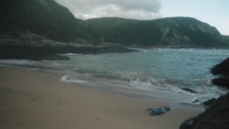 Olas-Que-Fluyen-En-Una-Pequeña-Playa