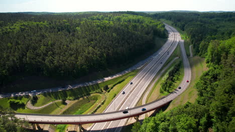 malerische luftaufnahme der autobahn mit überführung