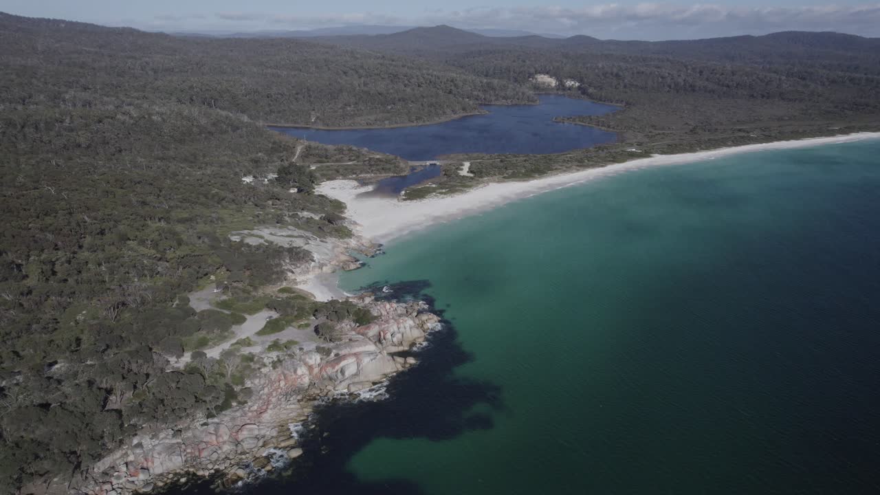 Panoramisk udsigt over Taylors Beach i The Gardens, Tasmanien, Australien – droneoptagelse