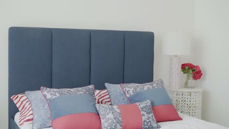 dormitorio con cojines en la cama