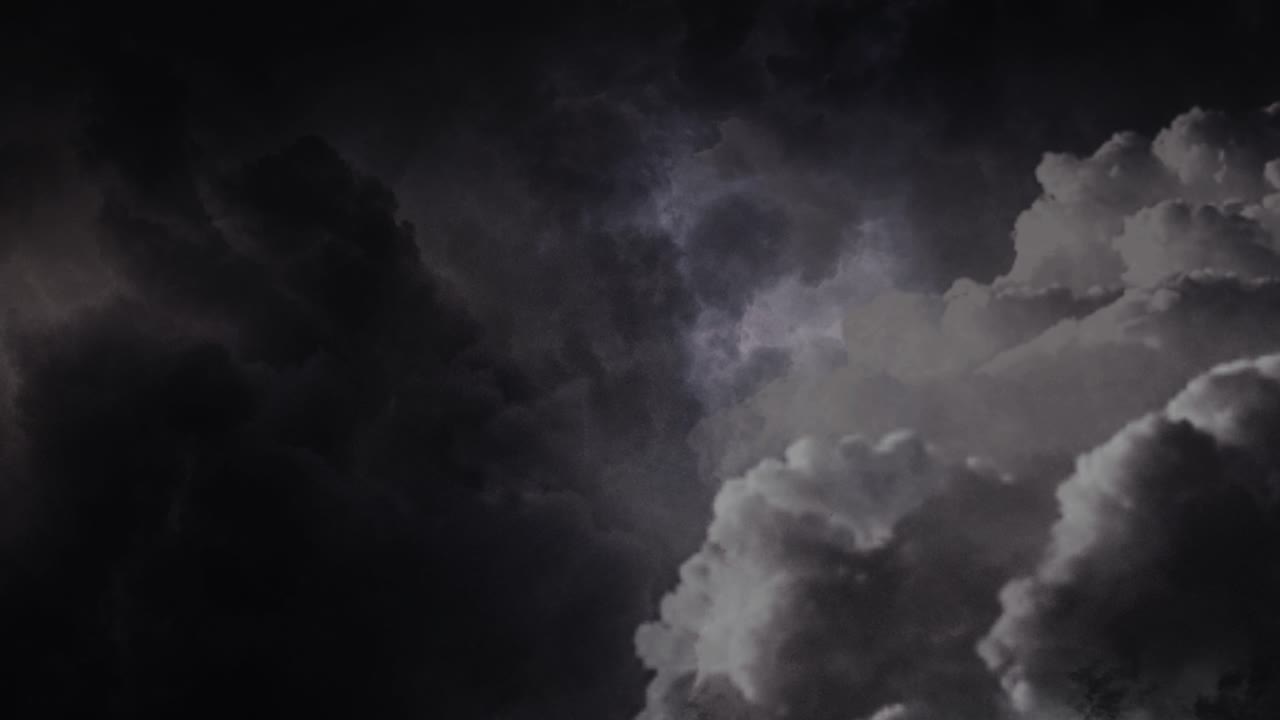 번개가 치는 뇌우의 4k 보기