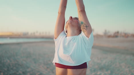 una mujer de fitness haciendo yoga en la playa.