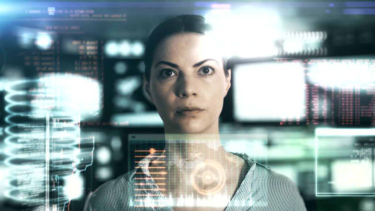 una mujer analizando datos en un lugar de trabajo de alta tecnología.