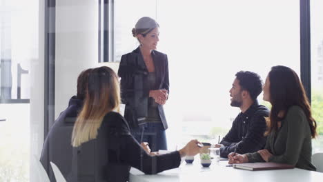 un grupo de jóvenes empresarios que tienen una sala de juntas