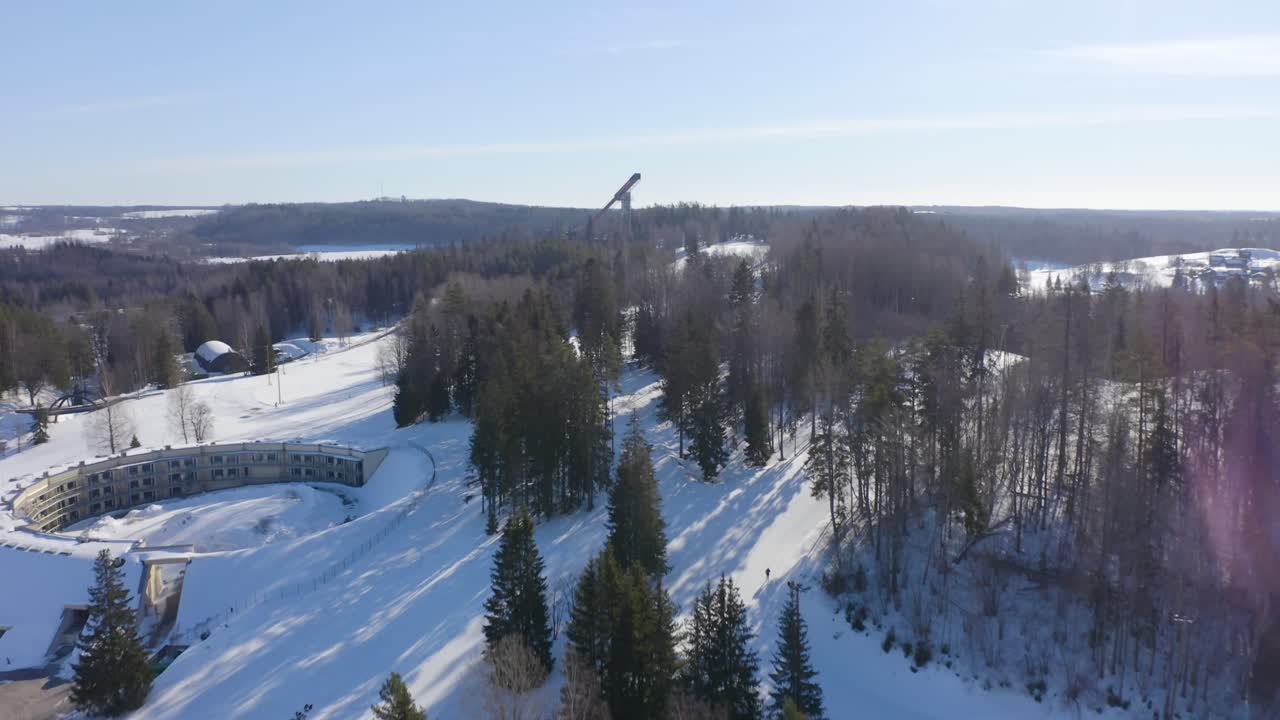Video a distanza con drone della torre del trampolino da sci nell'Estonia invernale