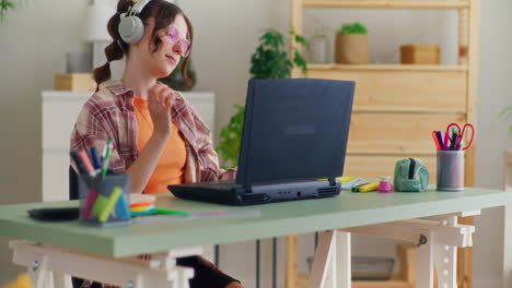 joven estudiante preparándose para una lección en línea en una computadora portátil