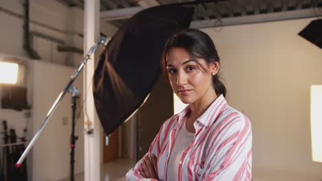 Porträt-Einer-Professionellen-Fotografin,-Die-Im-Studio-Mit-Beleuchtungsausrüstung-Steht