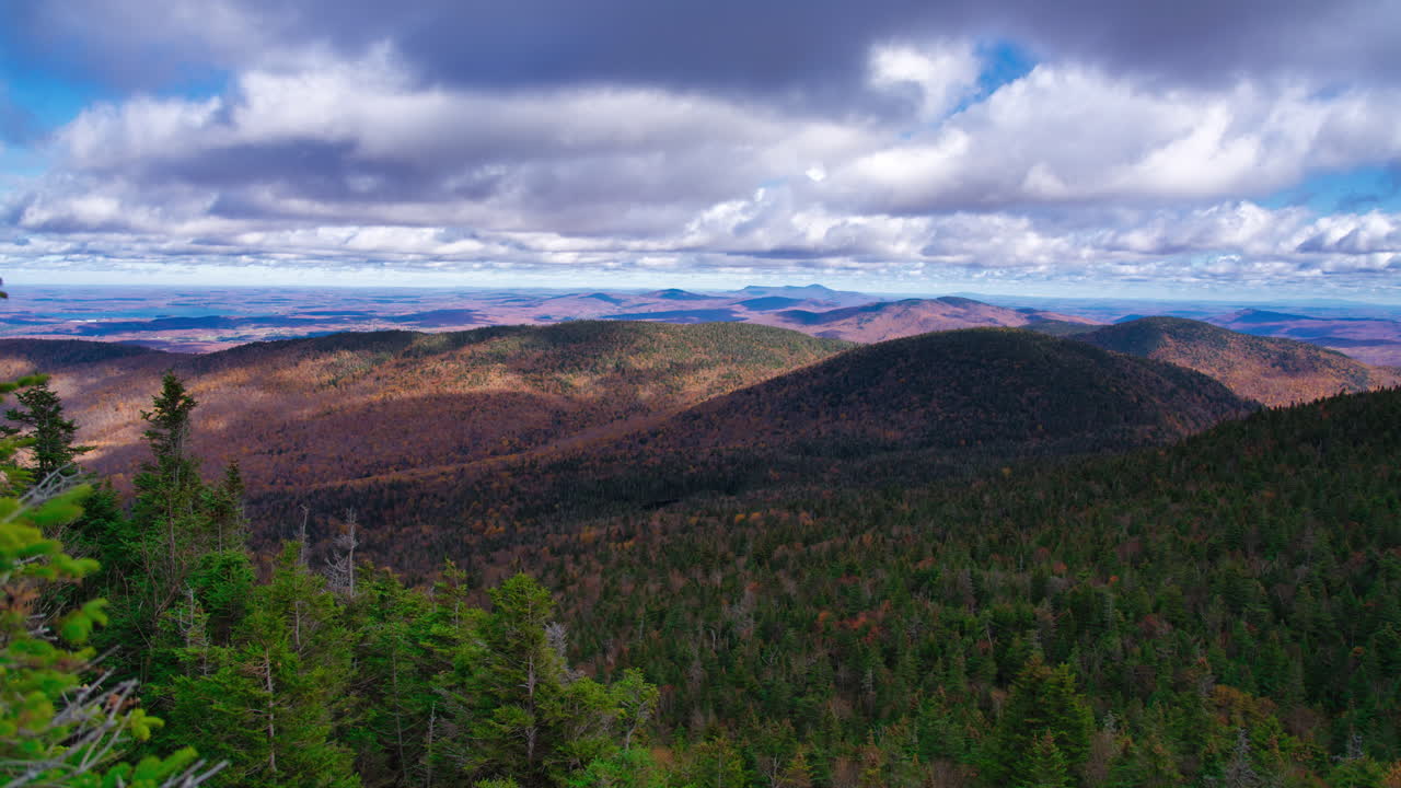 timelapse en la cima de la montaña en otoño
