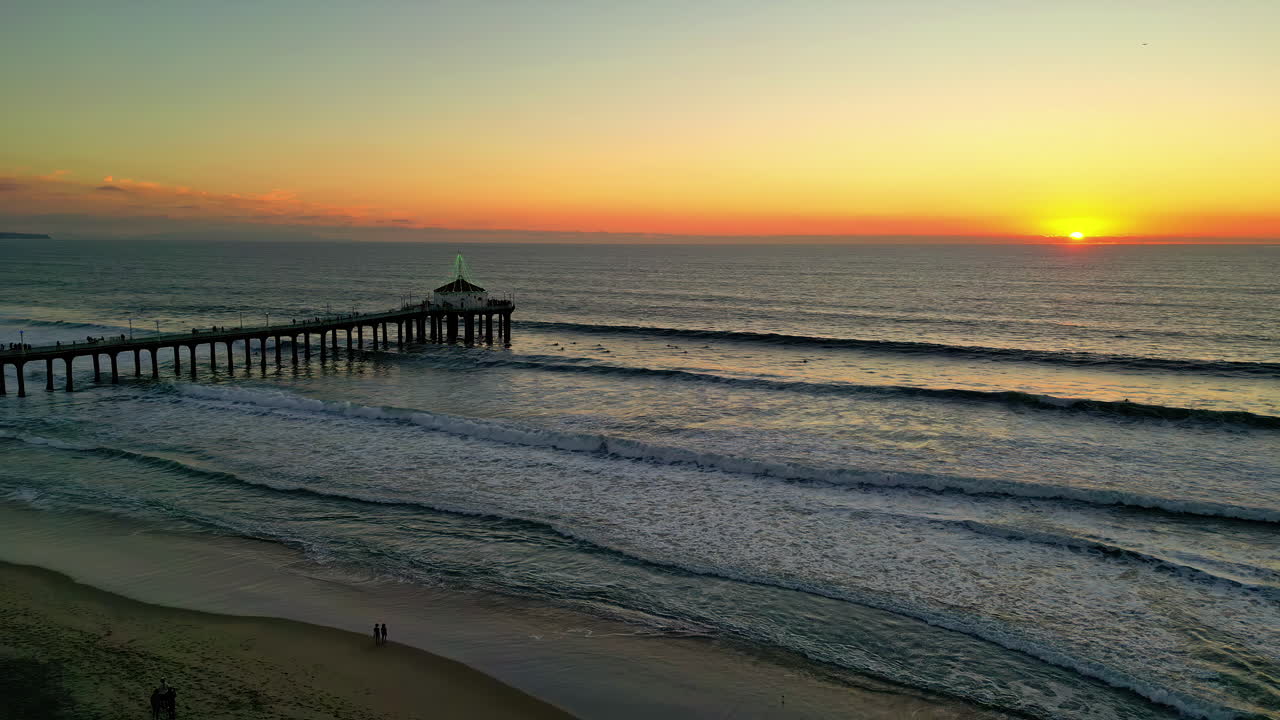 Vista perfetta del tramonto dal molo di Manhattan Beach a Manhattan Beach, California, USA