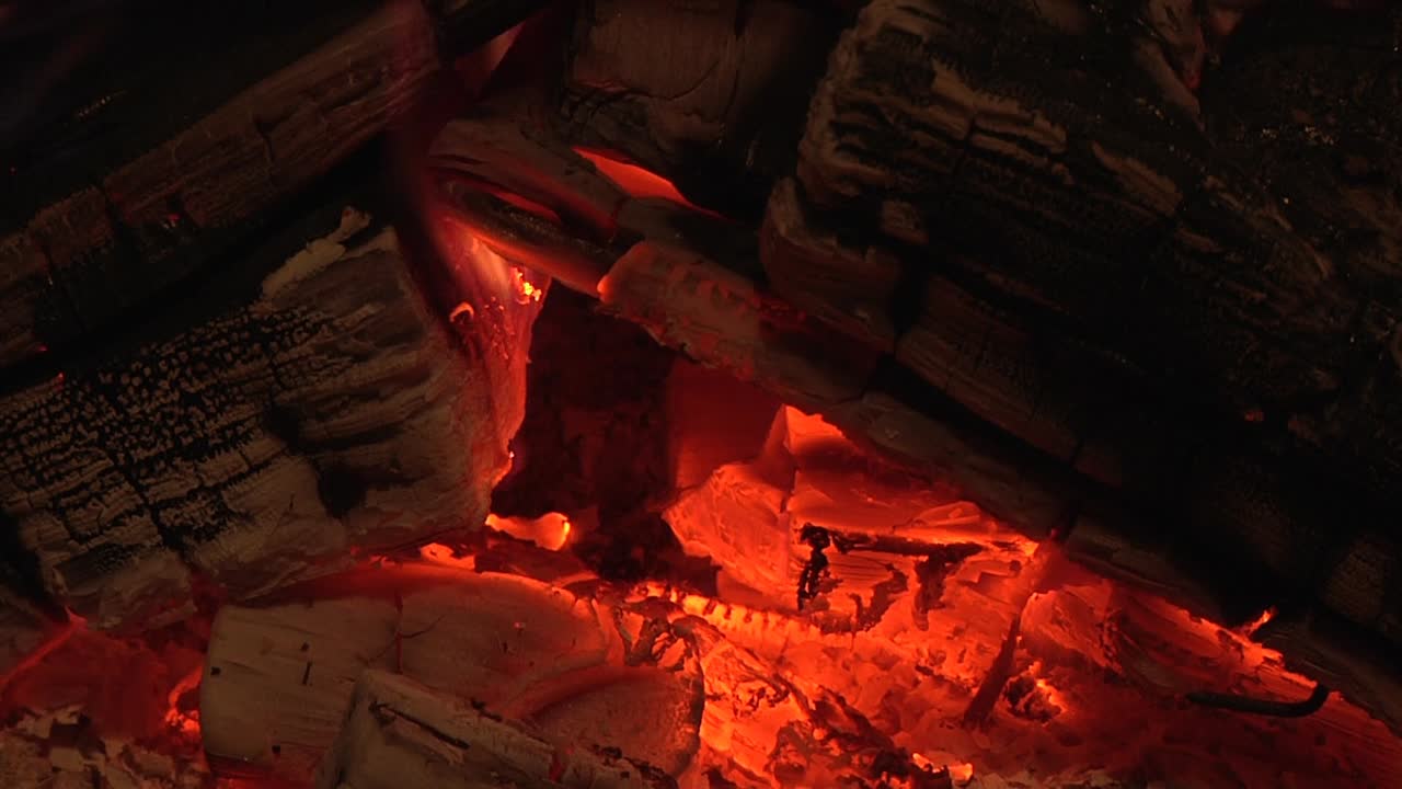 나무 버너 난로에 빛나는 통나무. 영국