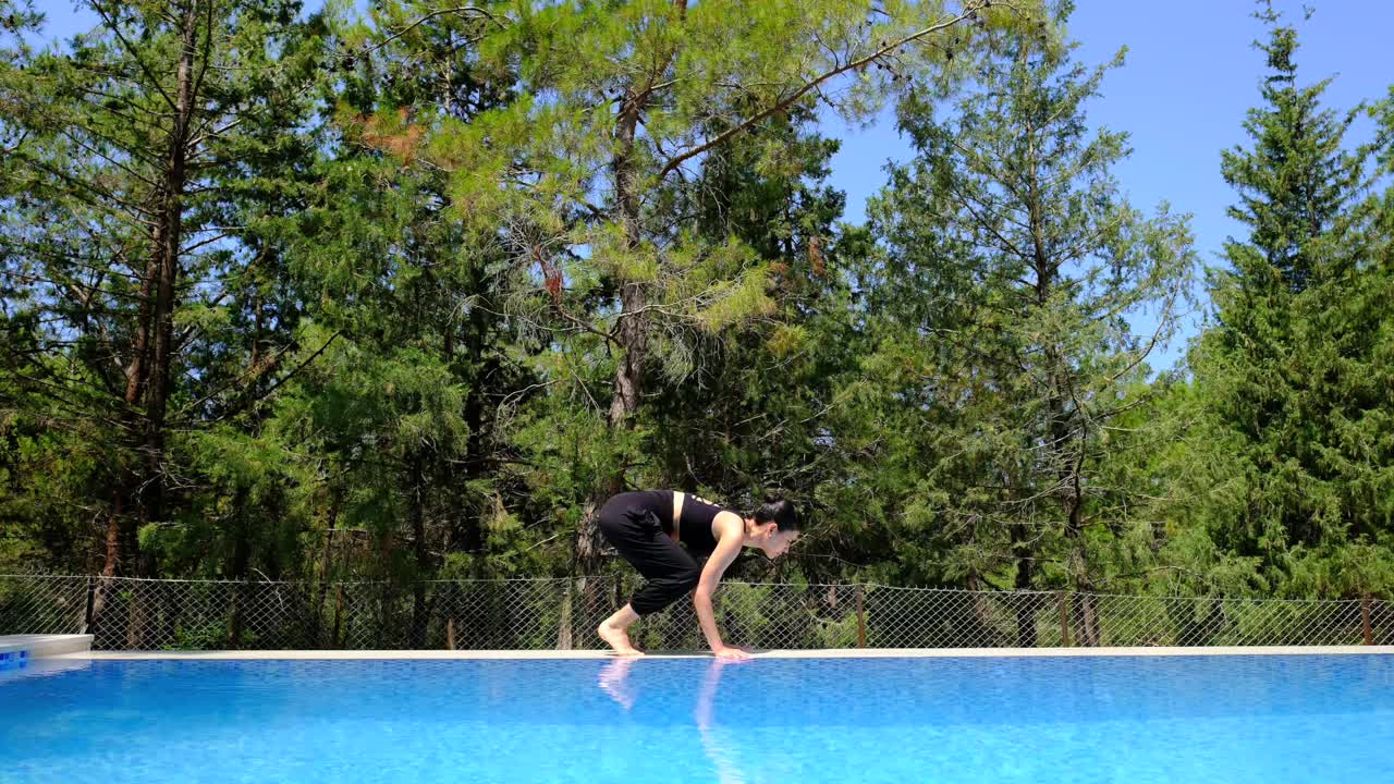 la ragazza che fa yoga con un headstand sull'erba