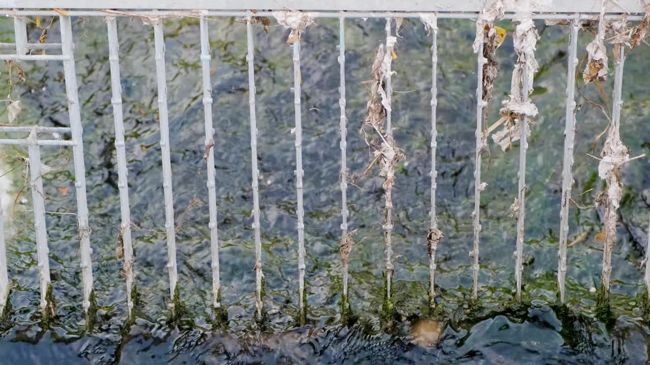 하수 처리 시설에서 깨한 물의 배출