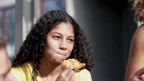 amigos jóvenes comiendo pizza