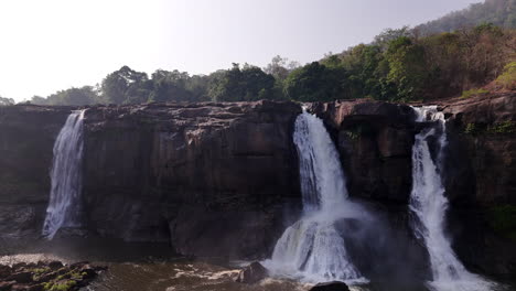 la caída del agua de athirapilli en kerala, india, video en 4k