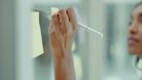 escritura, vidrio y mujer de negocios con notas