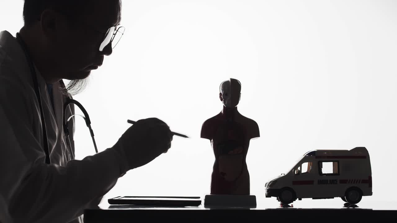 환자를 위한 응급 치료 또는 수술을 계획하는 의사의 실루엣:개념:구급차, 사고, 의료, 연구, 마네킹
