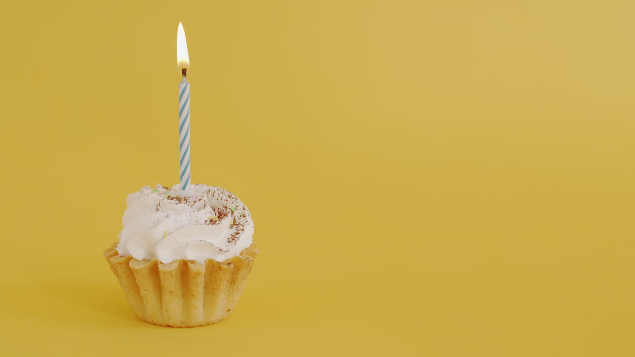 pastel de cumpleaños con vela