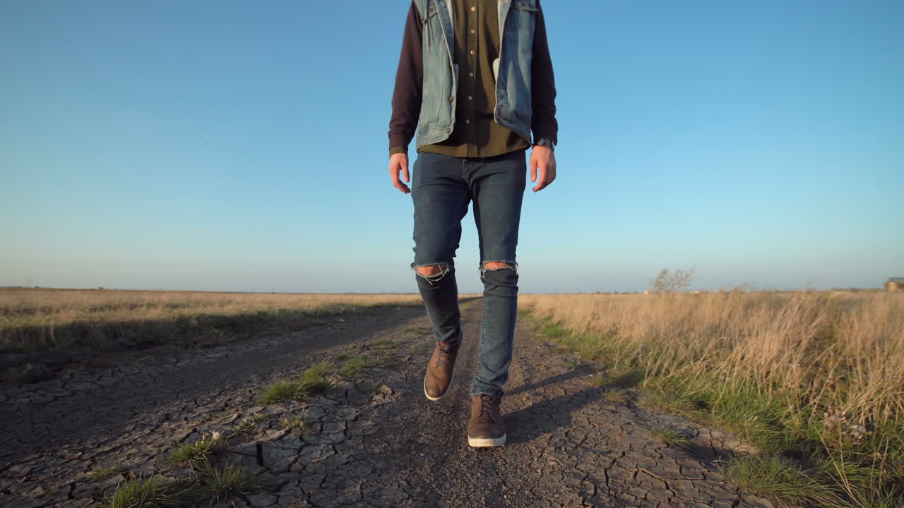 hombre caminando por un camino de campo